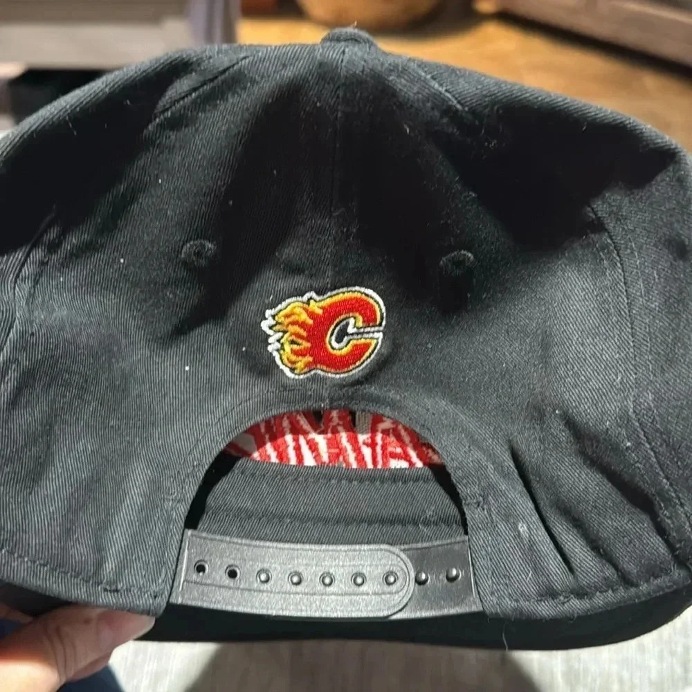 Calgary Flames Hat - Picture 3 of 4